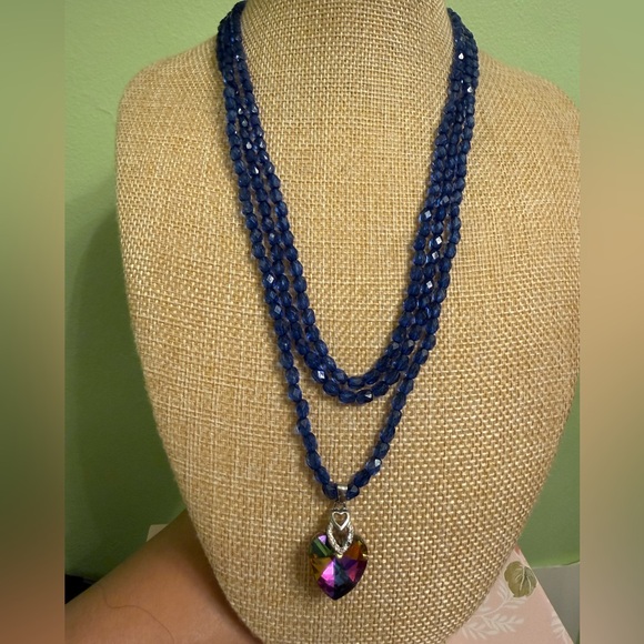 Beautiful necklace with iridescent rainbow heart pendant and sparkly blue beads - Picture 2 of 12